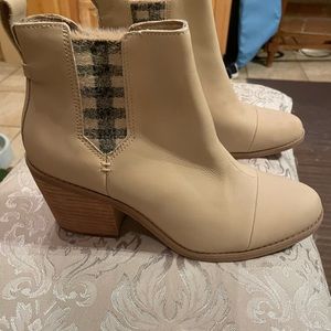 BNWT Tom’s Ortholite Sand Leather Size 8.5M